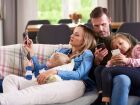 Existe uma ligação entre a tecnoferência parental e o aumento do uso de celulares por bebês e crianças pequenas, afirma professor 