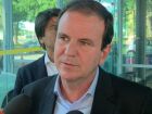 Eduardo Paes é vaiado por professores, anuncia reajuste e destaca ações em evento com Lula no Rio.