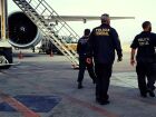 Polícia Federal cumpre mandados e prende suspeitos de envolvimento em esquema de tráfico internacional de drogas no Aeroporto de Guarulhos.