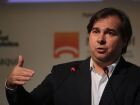 Em evento com lideranças partidárias, Rodrigo Maia afirmou que Tarcísio de Freitas perdeu força ao se alinhar ao bolsonarismo e criticou a guinada populista do governo Lula.