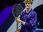 Jannik Sinner exibe a raquete de ouro avaliada em R$ 1,5 milhão após vencer Alcaraz na final do Six Kings Slam