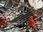 Equipes do Corpo de Bombeiros e Defesa Civil realizam buscas após desabamento de imóvel em Olinda
