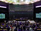 Câmara aprovou urgência para projeto que criminaliza adulteração de bebidas; casos de intoxicação por metanol seguem em alta.