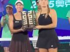Luisa e Timea com o troféu de vice-campeãs