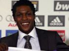 Ex-jogador Royston Drenthe, de 38 anos, sofreu um AVC e está hospitalizado; clubes e familiares manifestaram apoio à recuperação.