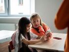 Pesquisa  mostra queda no uso da internet em escolas e alerta para necessidade de mediação ativa entre pais e filhos.