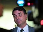 Flávio Bolsonaro pede ajuda dos EUA contra tráfico no RJ após vídeo de ataque militar de Trump viralizar.
