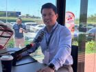 Prefeito de Deodápolis, Jean Carlos, participa de entrevista no estúdio do Jornal da Crítica durante o 3º Congresso dos Municípios, em Campo Grande.