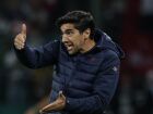 Técnico Abel Ferreira tenta ajustar o time do Palmeiras após sequência de derrotas decisivas na temporada.