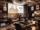 Oasis Fan Store chega a São Paulo com produtos exclusivos da turnê Live 25. Espaço será ponto de encontro de fãs da banda britânica.