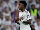 Vinícius Júnior deixa o campo irritado após ser substituído por Rodrygo no clássico contra o Barcelona