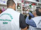 Fiscais apreendem bebidas adulteradas durante operação em bar do DF