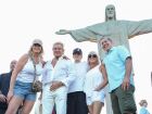 Rod Stewart visita o Cristo Redentor com a esposa durante férias no Brasil; cantor não vinha ao país desde 2023.