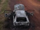 Carro completamente queimado foi encontrado na madrugada de segunda-feira (6), às margens da BR-163, em Rio Brilhante; corpo estava no banco de trás.