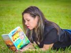 A escritora Cristiane de Oliveira Silva com o livro Histórias da Vovó Léla: Contos Pantaneiros, reeditado pelo Projeto Leia MS e distribuído às bibliotecas públicas de Mato Grosso do Sul.