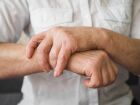 A artrite reumatoide afeta principalmente mãos, punhos, joelhos e tornozelos.