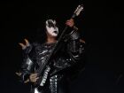 Gene Simmons, do Kiss, se envolveu em um acidente de carro após desmaiar enquanto dirigia.