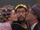 Quico (Bad Bunny) entre Dona Florinda (Chloe Fineman) e Professor Girafalles (Jon Hamm) em vídeo com paródia de 'Chaves' exibido pelo 'Saturday Night Live' nos Estados Unidos.