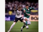 Charles, volante do Corinthians, durante duelo com o Palmeiras.