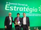 O presidente do Banco Central, Gabriel Galípolo, participa do 1º Summit Sicredi de Estratégia, em São Paulo, ao lado de Fernando Dall'Agnese, presidente do Conselho de Administração da SicrediPar, e de João Tavares, presidente executivo do BC Sicredi