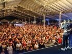 Show lotado durante a tradicional Festa da Linguiça, em Maracaju (MS), um dos maiores eventos culturais do interior do estado, que celebra a gastronomia e reúne milhares de pessoas com música e atrações para todas as idades.