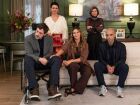'Vale Tudo': Leonardo (Guilherme Magon), Celina (Malu Galli), Heleninha (Paolla Oliveira), Odete (Debora Bloch) e Afonso (Humberto Carrão) posam em foto da família Roitman reunida.