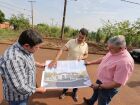 Prefeito Marçal Filho e secretários Márcio Figueiredo e Jorge de Lucia no local onde a obra será construída