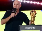 Presidente da Fifa, Gianni Infantino, ao lado da taça da Copa do Mundo Masculina