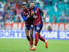 Willian José e Jean Lucas comemoram gol do Bahia sobre o Inter, na Fonte Nova, pelo Brasileirão