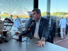 Eduardo Riedel concede entrevista ao Jornal A Crítica durante o congresso municipalista. Governador falou sobre cortes no custeio e prioridades da gestão.