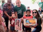 Carlos Alberto de Assis, presidente de honra do Instituto Tamojunto, participa da entrega de brinquedos durante ação solidária no Dia das Crianças em Campo Grande  Foto: Divulgação