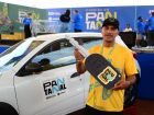 Com o carro ao fundo, Everthon posa com a chave simbólica do prêmio que vai mudar sua rotina. 
