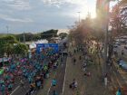 Vista aérea mostra a multidão de atletas tomando conta da Avenida Afonso Pena, transformada em pista de corrida e superação.