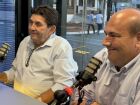 O prefeito de Inocência, Toninho da Cofapi (à esquerda), e o vice-prefeito Henrique César (à direita) durante entrevista sobre os investimentos em infraestrutura e desenvolvimento rural do município, realizada na abertura da 2ª Expogenética, em Campo Gran