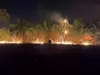 Brigadista atua no combate ao fogo durante a madrugada no Parque Estadual das Nascentes do Rio Taquari, em Alcinópolis (MS).
