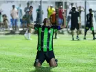 Pedro Neto comemora de joelhos após marcar o gol que fechou a goleada do Aquidauana sobre o Comercial no Estádio Noroeste. (Foto: Rodrigo Moreira)