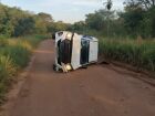 Turistas viveram um susto na noite de sábado em Bonito, quando a caminhonete onde estavam capotou em uma estrada de terra. 