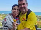 O governador Eduardo Riedel comemora com a esposa, Mônica, após ela concluir a Maratona de Chicago, nos Estados Unidos. Aos 55 anos, a primeira-dama completou sua primeira prova de 42 km.