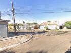 Cruzamento das ruas Ulisses Serra e Curitiba, no bairro Santo Antônio, em Campo Grande, onde um motorista colidiu com um poste e fugiu do local.