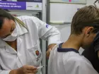 Vacinação contra o HPV é oferecida gratuitamente pelo SUS e protege contra os tipos mais perigosos do vírus