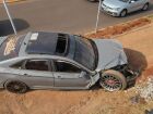 Carro fica com a frente destruída após bater e subir no canteiro, na Avenida Mato Grosso, em Campo Grande