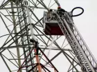 Bombeiros utilizam escada de 60 metros e 8 mil litros de água para conter incêndio em torre da Record, no bairro Vilas Boas, em Campo Grande
