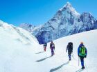 Grupo de escaladores na trilha do Monte Everest.