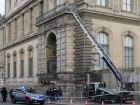 Ladrões instalaram um elevador de carga a um caminhão que foi usado para entrar no Museu do Louvre. A polícia ainda não informou como o veículo conseguiu acessar o local. 