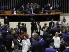 Câmara aprova urgência para votar projeto que proíbe cobrança por bagagem de mão em voos; medida reage a nova tarifa de companhias.