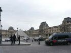 Policiais em frente ao museu do Louvre após o roubo neste domingo
