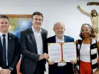 Lula lança programa nacional para melhorar o ensino de matemática com ações integradas em escolas públicas.