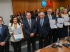 Da esq. para dir.: Bitto Pereira, Maria Aparecida Santana, Walfrido Azambuja Júnior, Ruy Falcão, Carlos Almeida, Daniely Toledo, Lígia Mascarenhas e Artur Saldanha durante o lançamento do Ementário do Tribunal de Ética da OAB/MS