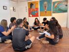 Oficina 'Práticas de Ateliê' convida público de todas as idades a explorar traços, cores e imaginação