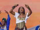 A cantora Iza, que anunciou término com o jogador Yuri Lima, em apresentação no The Town 2025, no palco Skyline.